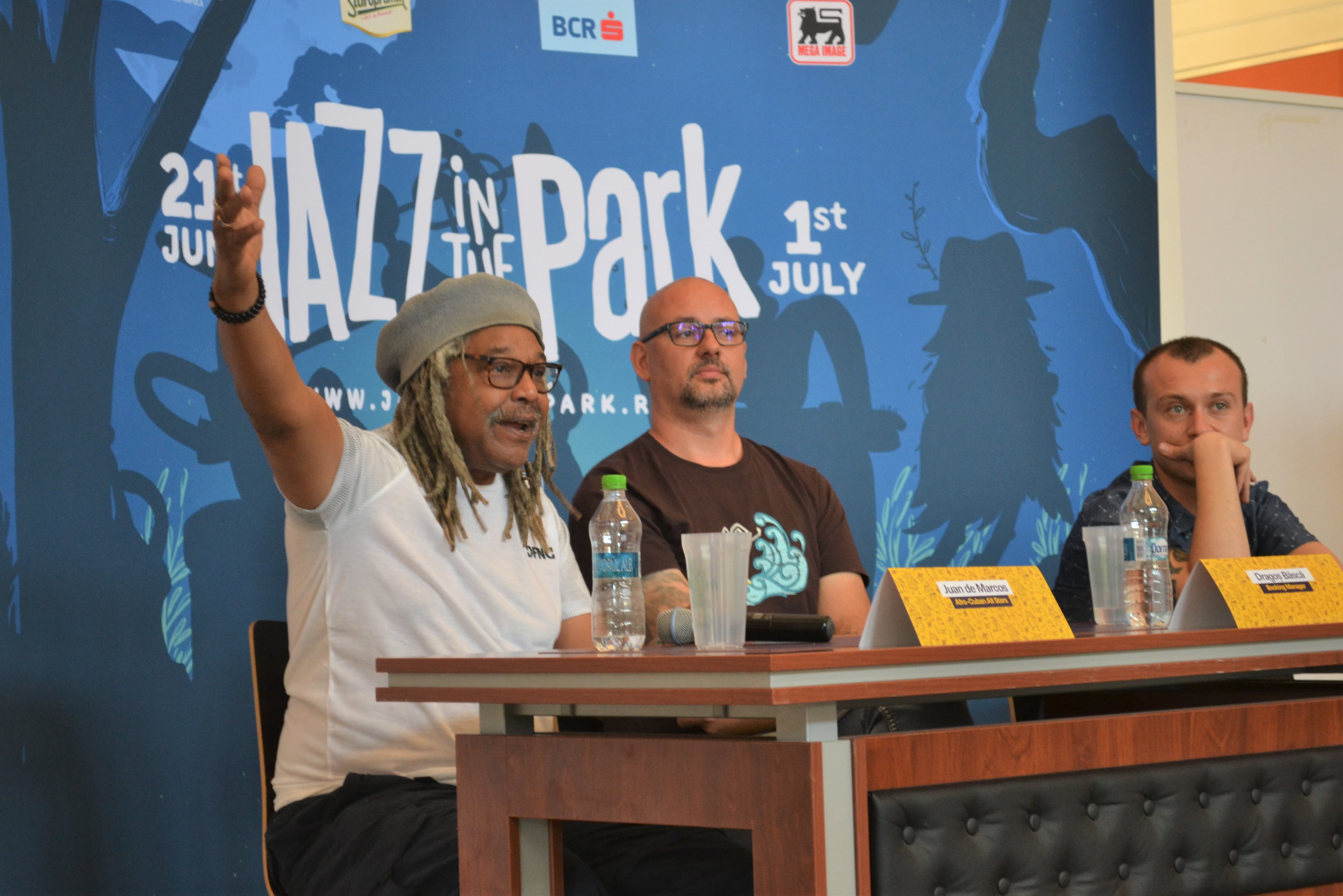 Fondatorul Buena Vista Social Club cântă cu trupa sa la Gala Jazz in the Park
