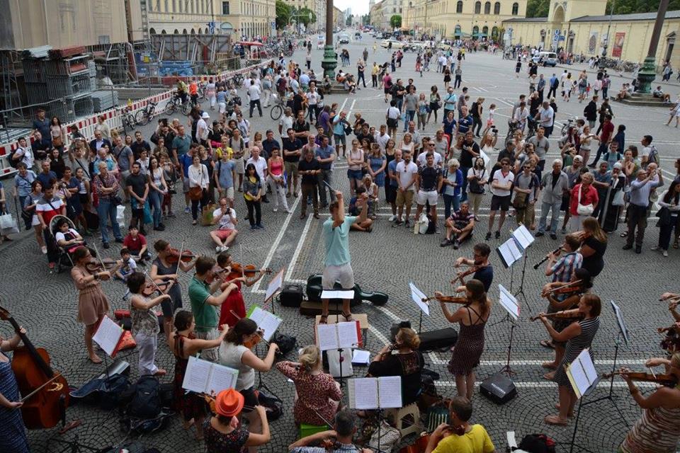 VIDEO O orchestră de stradă olandeză i-a vrăjit pe trecători, în centrul Clujului, cu piese cântate în limba română. UPDATE Cântăreții, interziși pe pietonala din București