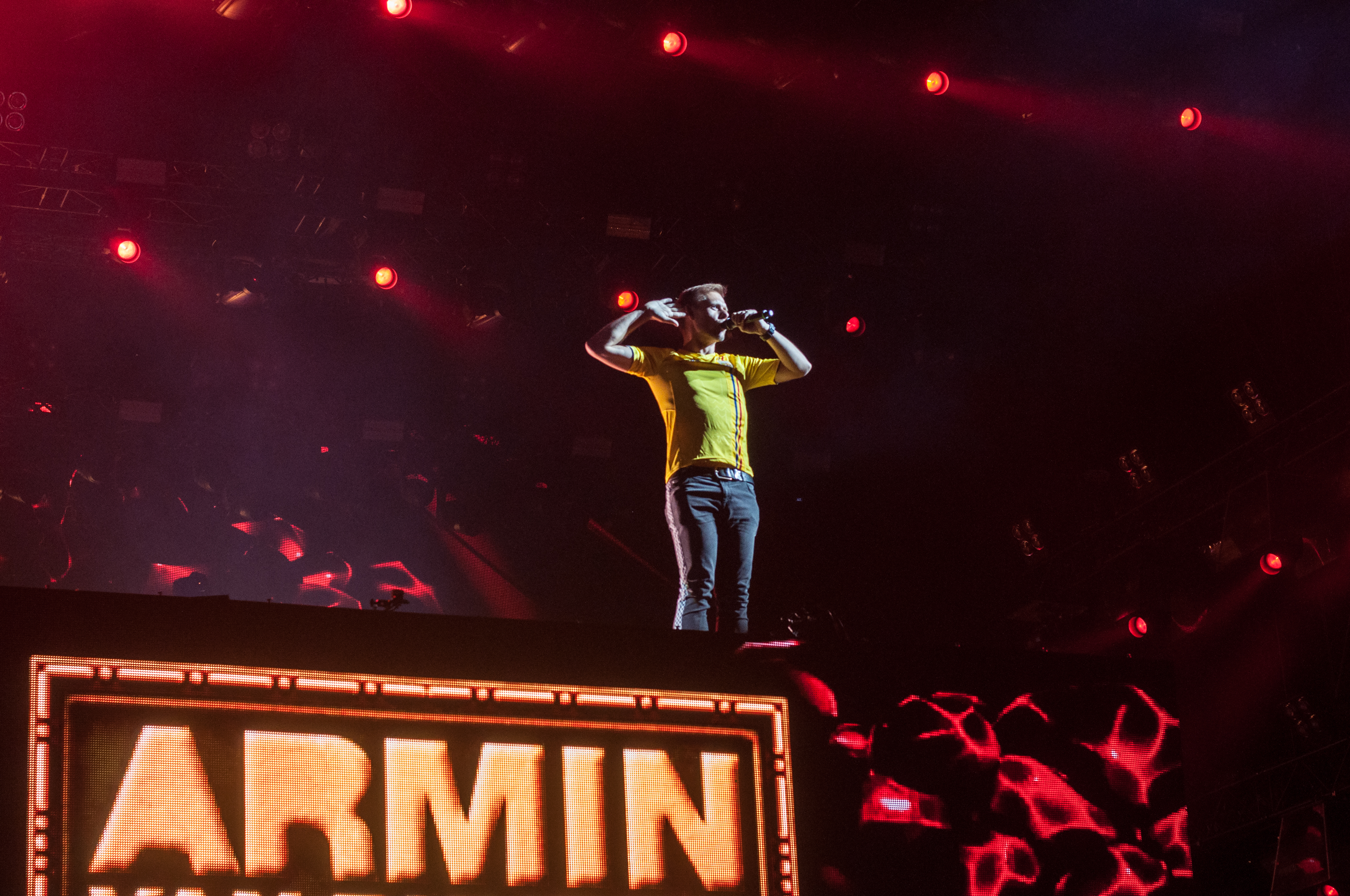 VIDEO UNTOLD 2018, încheiat luni la 9.20 dimineața. Armin van Buuren: “E special că sunteți aici! Pentru un DJ contează dragostea fanilor, sunteți incredibili! Voi veni și anul viitor, când se va întâmpla ceva deosebit”