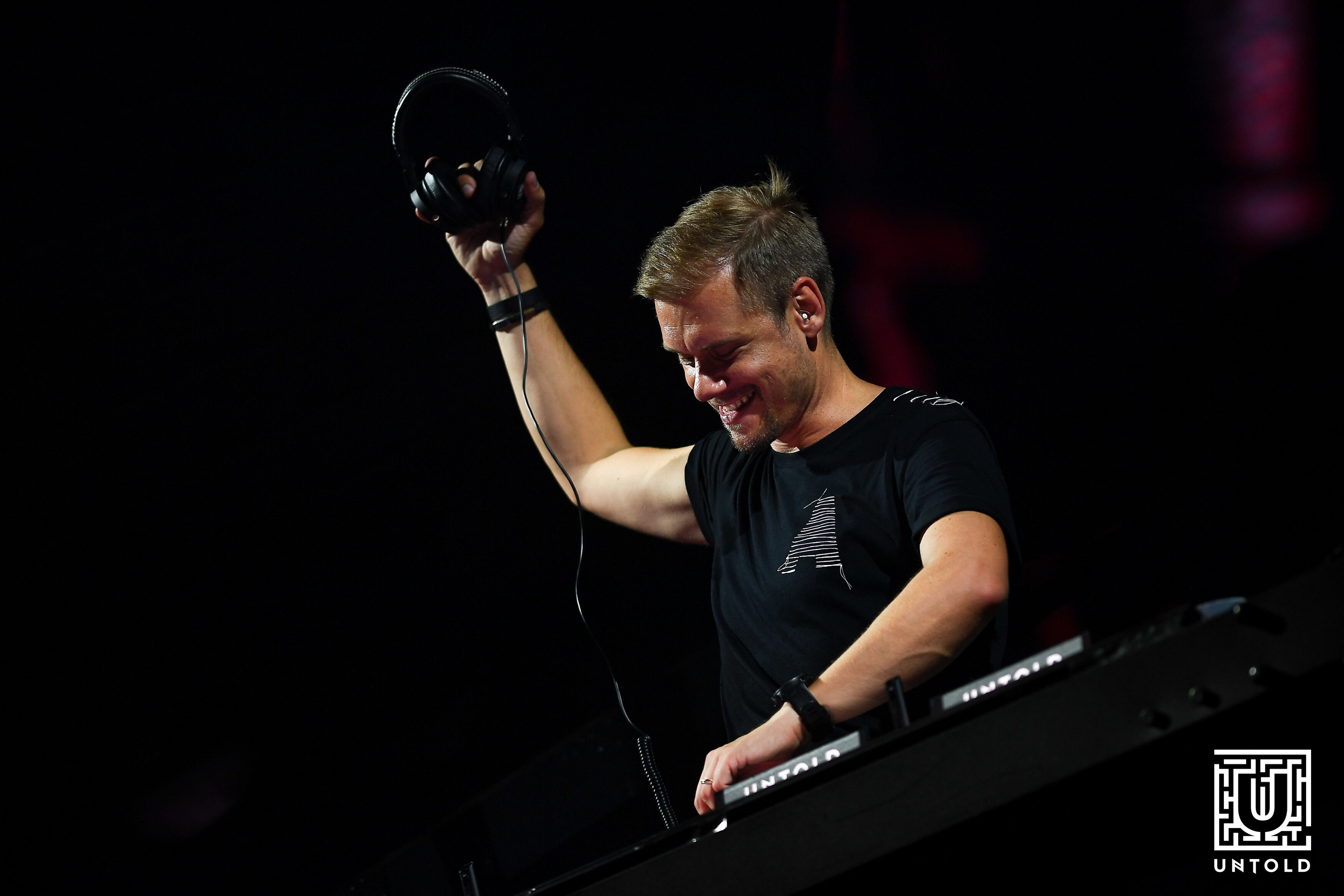 ZIUA 2 la UNTOLD. Show-ul lui Armin van Buuren, deschis de orchestra Operei cu imnul național al României