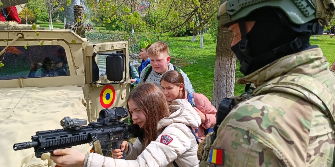 // FOTO / VIDEO // Militarii clujeni și-au deschis porțile pentru curioși, cu o prezentare de armament și concerte de fanfară