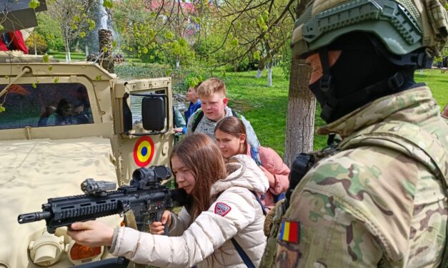 // FOTO / VIDEO // Militarii clujeni și-au deschis porțile pentru curioși, cu o prezentare de armament și concerte de fanfară