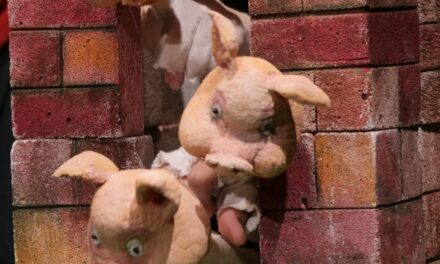 Premieră la Teatrul „Puck”: „Cei trei purceluși”. Se mai joacă „Lupul interzis”, dar și „Te aștept!” / „ Eljöhetnél hozzám!” (în limba maghiară)