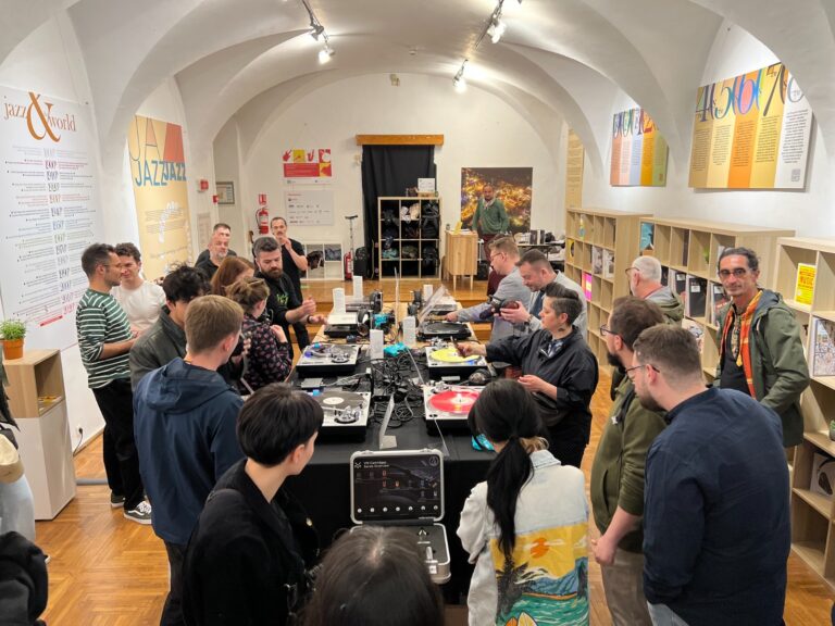 Prima „galerie de muzică” de la Cluj-Napoca, success de public. Urmează la Iași