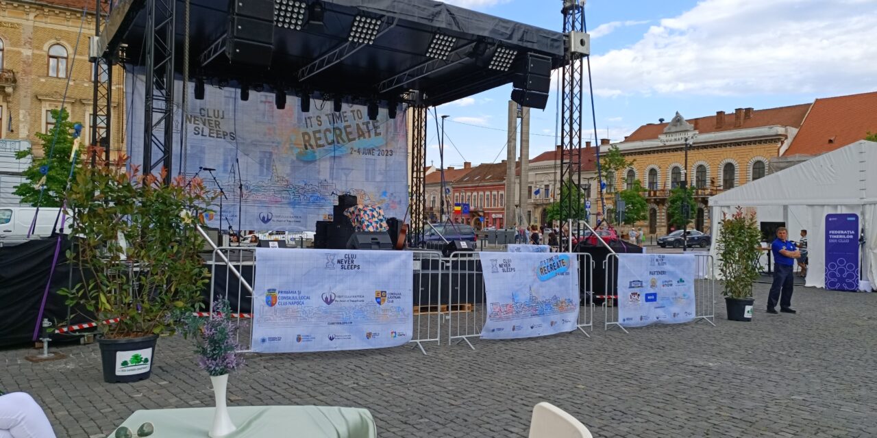 „Petrecere mută” de cinci ore, cu 3 DJ-i, în Piața Unirii din Cluj-Napoca