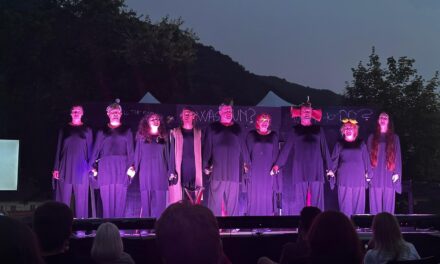 Stagiunea mobilă „unteatru”: proiectul care pune „unteatru” pe roți și valorifică diversitatea culturală din Transilvania