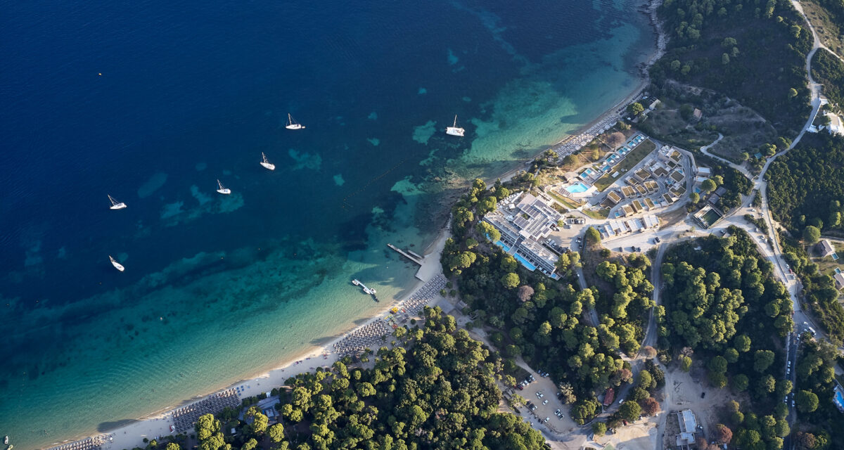 // DOAR AICI // Concept nou de petreceri pe plajele din Skiathos, în septembrie, realizat de o echipă românească