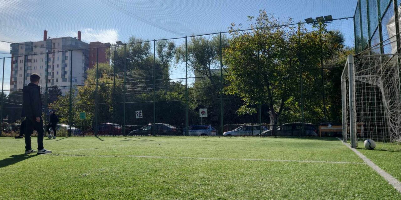 Expoziția foto/colaj cu titlul „Football For All”, va poposi pentru o zi în Campusul studențesc Observator. Trei artiști vor să schimbe percepția fotbalului