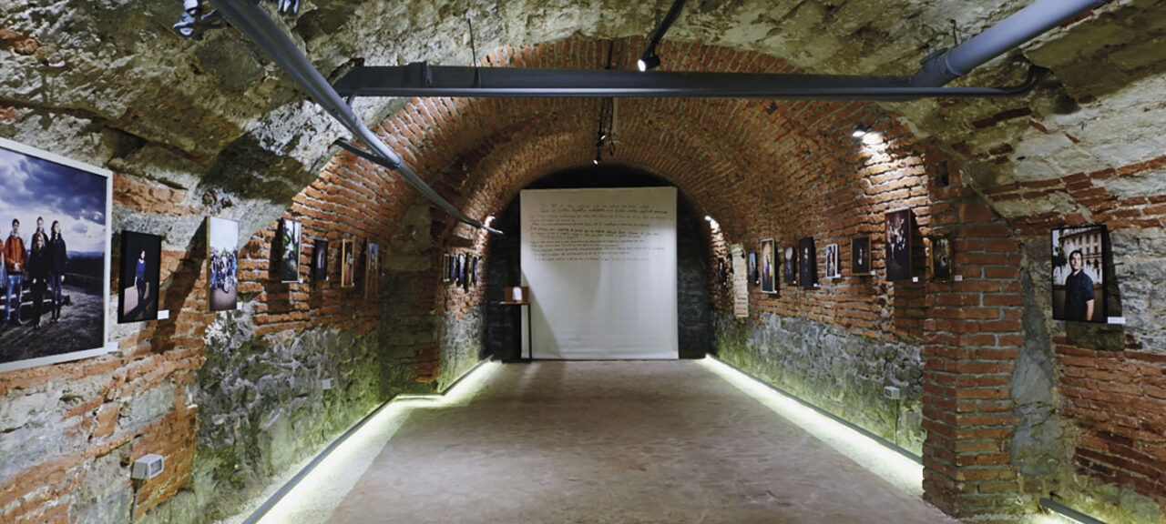 „Louis Laouchez (1934-2016): Amprente identitare”, prima expoziție de pictură și gravură a unui artist caraibian în România, la Muzeul de Artă din Cluj-Napoca