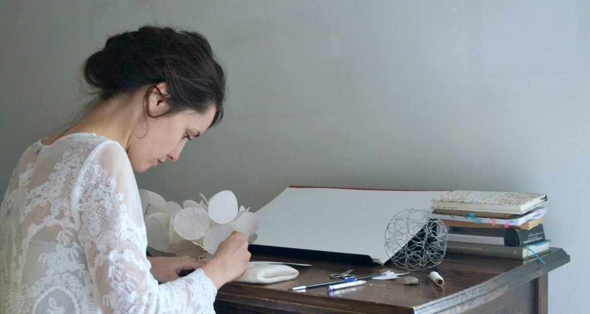 Artista clujeană Diana Popuț expune mai multe forme de artă la Institutul Francez Cluj-Napoca, între 19 octombrie și 3 noiembrie, sub umbrela termenului-titlu „Pòros”