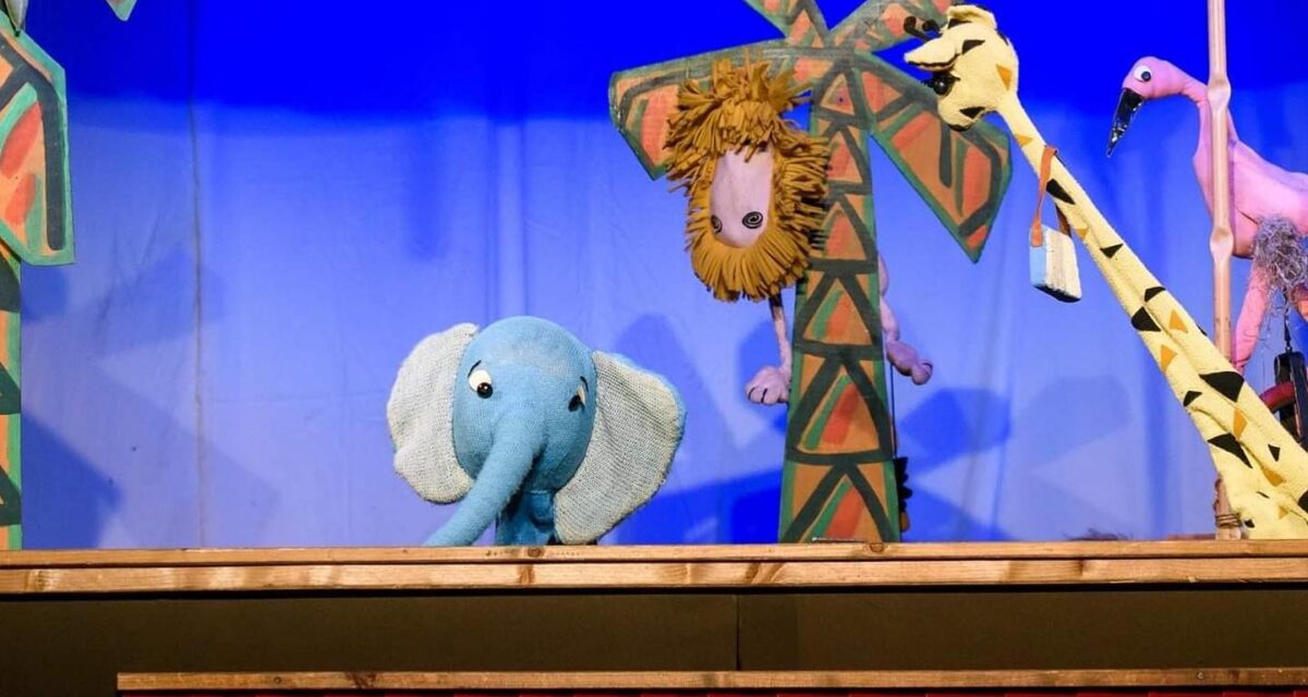 Primele spectacole ale lunii noiembrie la Teatrul de Păpuși „Puck”: „Elefănţelul curios” și „Cei trei purceluși”