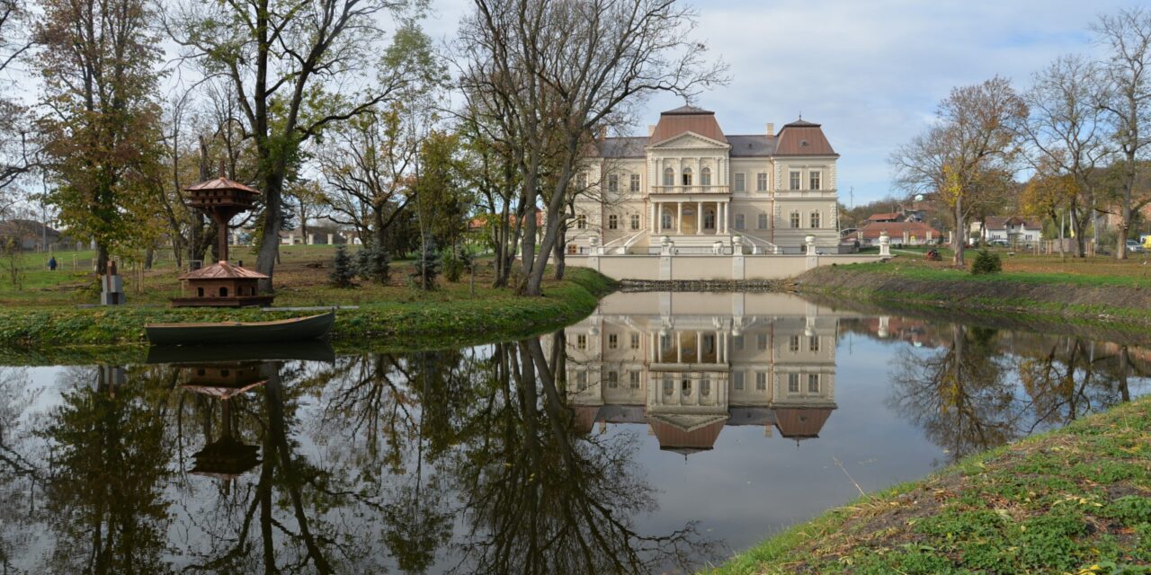 Castelul Bánffy din Răscruci, comuna Bonțida, reabilitat de Consiliul Județean Cluj și-a deschis porțile pentru vizitatori, virtual. Pe domeniul castelului au fost propuse viitoare evenimente din cadrul TIFF