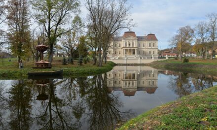 Castelul Bánffy din Răscruci, comuna Bonțida, reabilitat de Consiliul Județean Cluj și-a deschis porțile pentru vizitatori, virtual. Pe domeniul castelului au fost propuse viitoare evenimente din cadrul TIFF