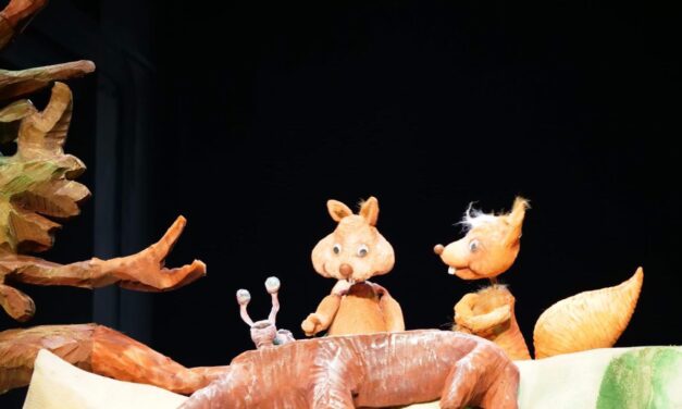 Primul spectacol de păpuși din acest an, de la Teatrul „Puck”: „Povestea celor trei veverițe”