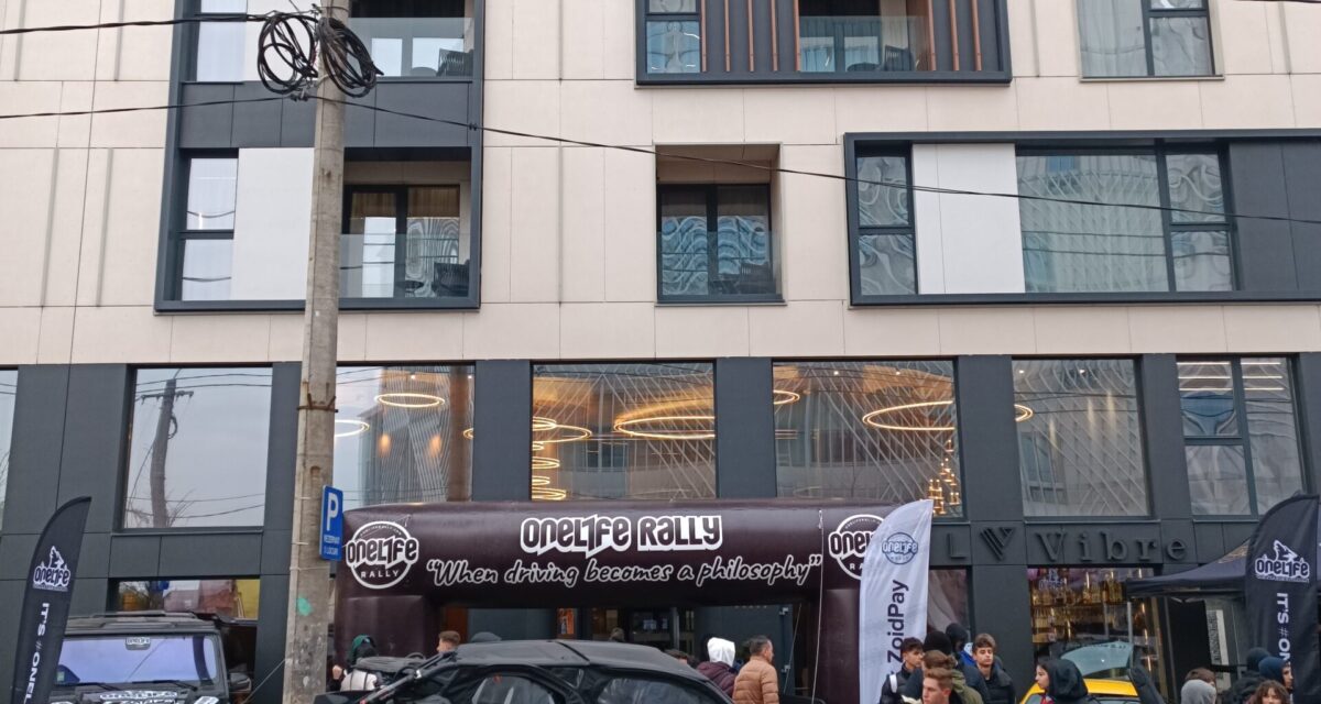 Raliul OneLife „Operațiunea Carpatica” ajunge în România la Cluj, Colibița și Brașov. Fanii bolizilor de ultimă generație, cu buzele umflate, la Cluj-Napoca