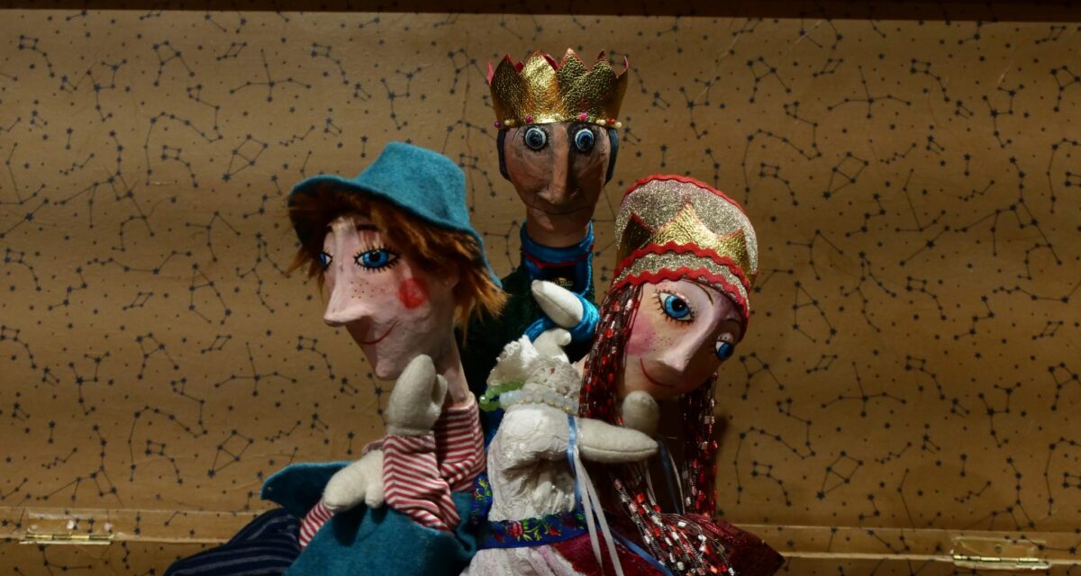 „Mese a csodálatos szőlőfáról” / „Povestea viței de vie” și „Motanul încălțat”, spectacolele din weekend la Teatrul „Puck”