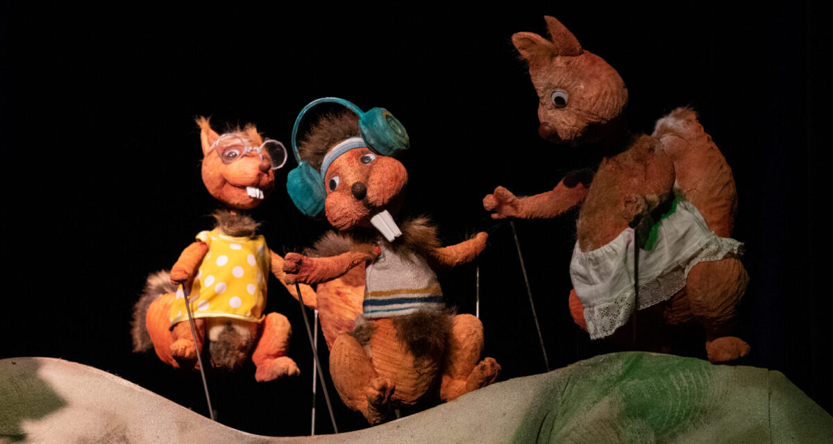 Spectacolul „Povestea celor trei veverițe” revine pe scena Teatrului „Puck”