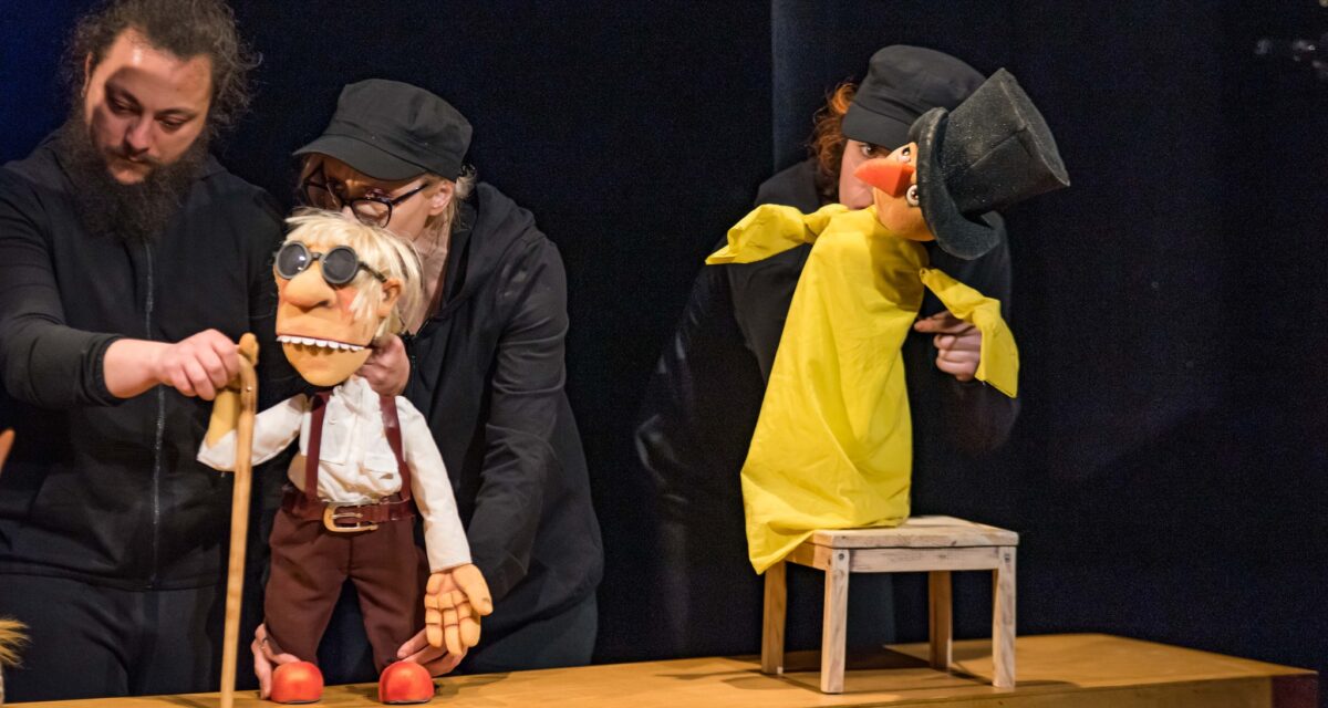 Povestea unei călătorii în trecut, până la începuturile lumii –  „Trei cadouri fermecate”, la Teatrul de Păpuși „Puck” din Cluj-Napoca