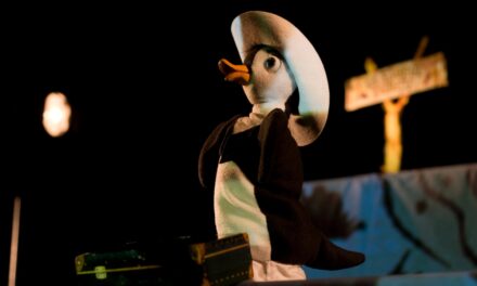 Spectacolele din weekend la Teatrul de Păpuși „Puck”: „Teatrul umbrelor” și „Cartea cu Apolodor”. Al doilea, prezentat în Statele Unite