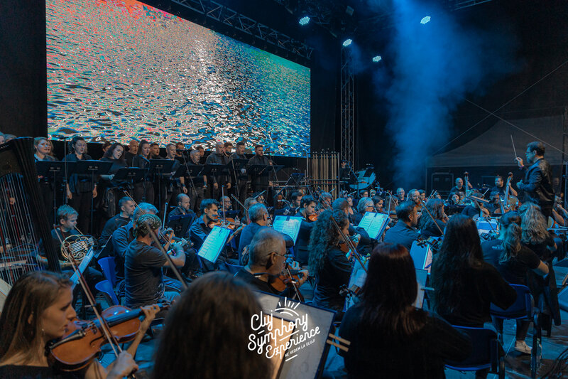 Descoperă muzica preferată pe ritmuri simfonice. Află care sunt primii artiști anunțați să cânte la Cluj Symphony Experience 2024, alături de „Filarmonica de Stat Transilvania”