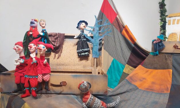 Expoziția „Muzeului Păpușilor”, cu decoruri și păpuși de la Teatrul „Puck”a ajuns la a 18-a ediție. Gazda este la Muzeul de Artă din Cluj-Napoca