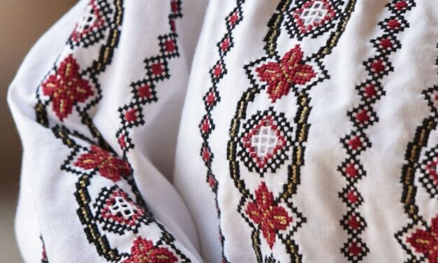 „Costume tradiționale românești”, o colecție vastă de cămăși bărbătești și ii, la Muzeul de Artă Cluj-Napoca