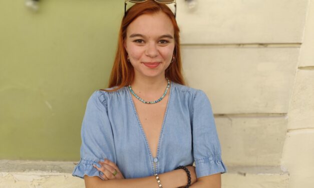 INTERVIU // Sara Pongrac, tânăra artistă care a deschis expoziția foto-text „Eu nu vreau să mă fac mare”, găzduită la „White Cuib”