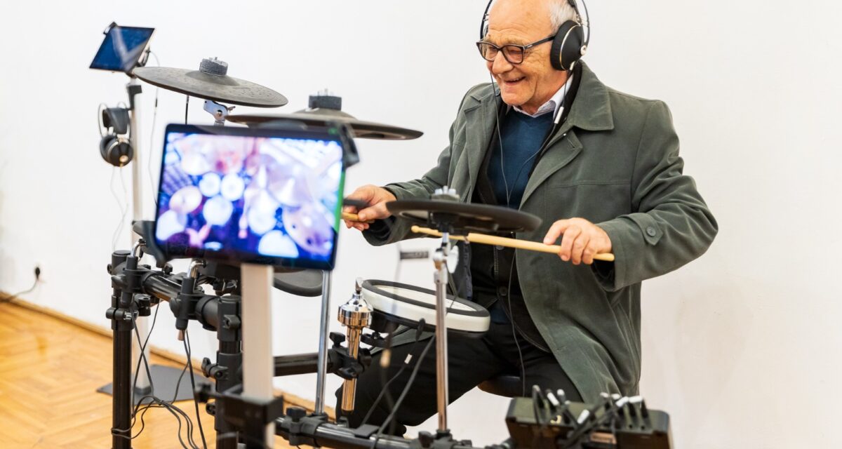 „Music Gallery”, singura expoziție despre muzică din România, revine la Muzeul de Artă din Cluj-Napoca în 4 – 26 octombrie și durează 3 săptămâni. În deschidere, vor concerta Jojo Mayer și Mădălina Pavăl