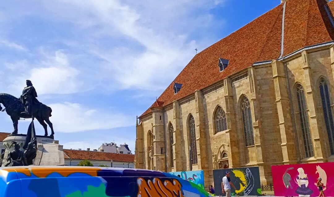 „Live performance” de artă stradală la kilometrul zero din Cluj-Napoca: două autobuze CTP vor fi desenate în Piața Unirii, în timpul festivalului „Murals of Youth”