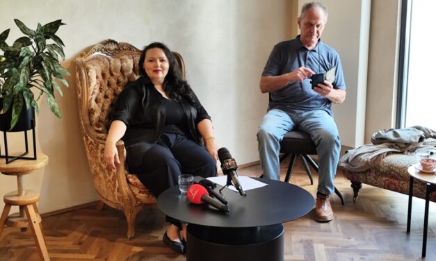 Debutul stagiunii prinde, din nou, Filarmonica de Stat „Transilvania” din Cluj fără o sală de spectacole proprie, la 69 de ani de la înființare