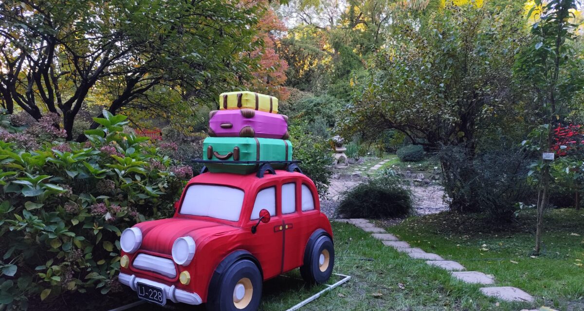 Expoziția „Small World”, deschisă de Garden of Lights în Grădina Botanică „Alexandru Borza” aduce la Cluj-Napoca personaje din basme și povești celebre