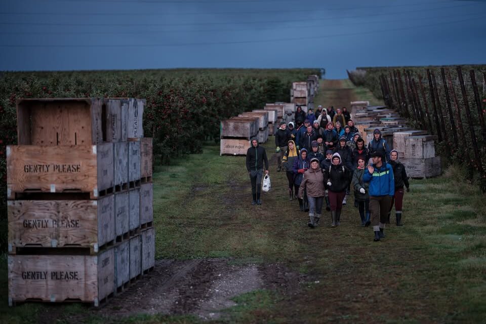 Proiectul fotografic documentar „Plecat”, care țintește migranți români în 12 țări din Europa, semnat de Cosmin Bumbuț și Elena Stancu – Expoziție de fotografie la Muzeul de Artă din Cluj