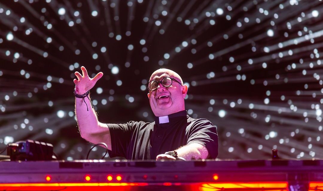 // VIDEO //  Împacă preoția cu pupitrul de DJ: DJ Padre Guilherme va face o petrecere la Cluj-Napoca, în parcarea bisericii greco – catolice din Piața Cipariu