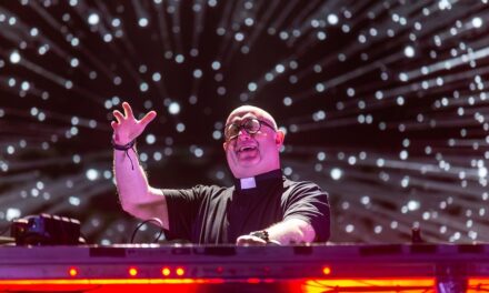 // VIDEO //  Împacă preoția cu pupitrul de DJ: DJ Padre Guilherme va face o petrecere la Cluj-Napoca, în parcarea bisericii greco – catolice din Piața Cipariu
