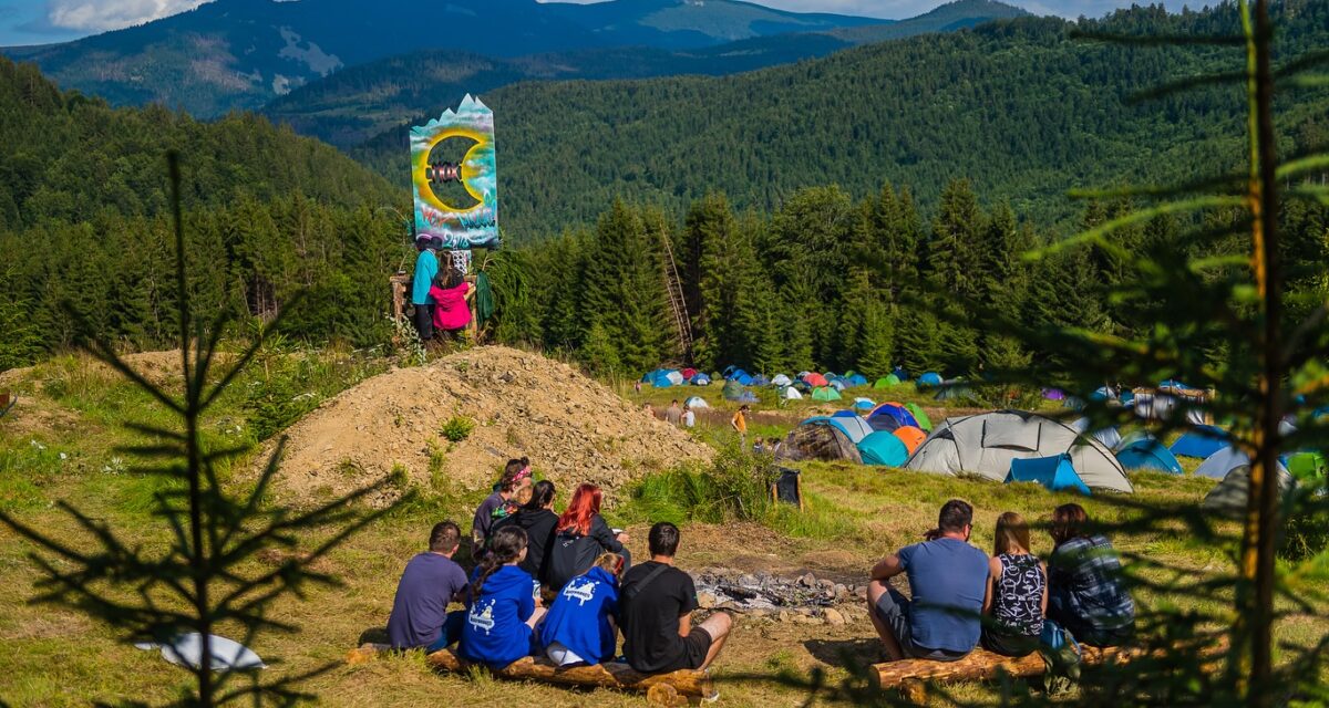 Tot ce trebuie să știi despre festivalul MOX 2025, de la Valea Drăganului: camping, acces, mâncare și vibe de munte