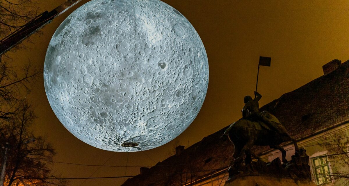 Îndrăgita „Lună” revine la Cluj. „Museum of the Moon” aduce magia în cadrul „Lights On Romania”