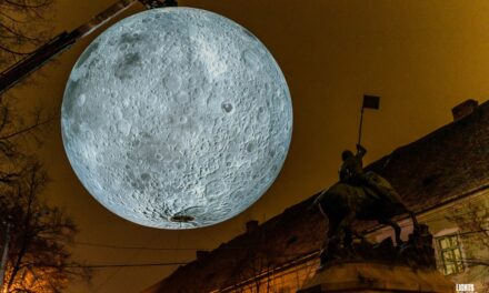 Îndrăgita „Lună” revine la Cluj. „Museum of the Moon” aduce magia în cadrul „Lights On Romania”