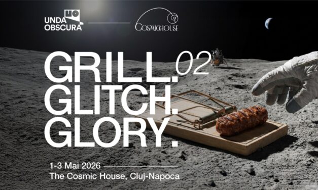 Expoziția „Grill Glitch Glory 2”, de la The Cosmic House, cu subiecte comune, ca: grătarul sau simplele conversații, aduse într-o zonă absurdă