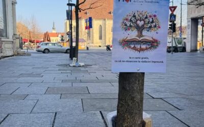 Cărți la rădăcina copacilor, pentru trecători, în centrul Clujului