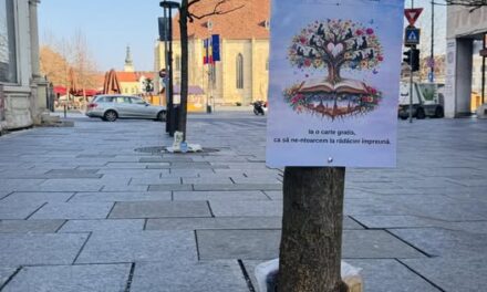 Cărți la rădăcina copacilor, pentru trecători, în centrul Clujului