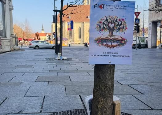Cărți la rădăcina copacilor, pentru trecători, în centrul Clujului
