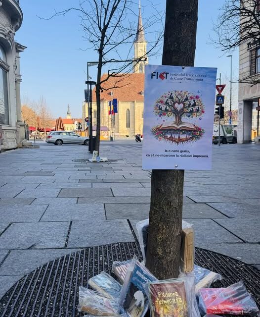 Cărți la rădăcina copacilor, pentru trecători, în centrul Clujului
