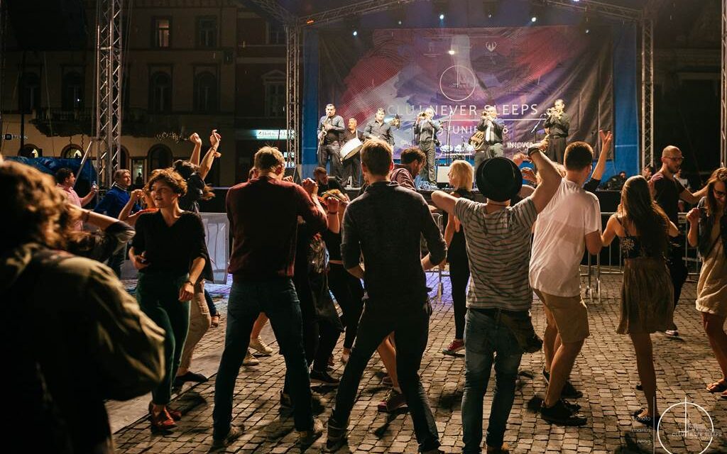 Ediția 2026 a „Cluj Never Sleeps”, sub conceptul „Unwind”. Evenimentul aduce o petrecere silențioasă în Piața Muzeului