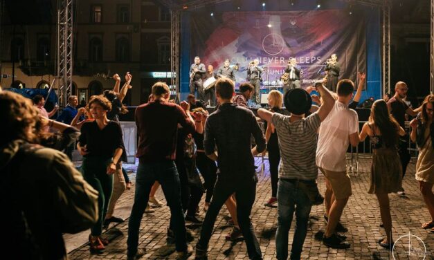 Ediția 2026 a „Cluj Never Sleeps”, sub conceptul „Unwind”. Evenimentul aduce o petrecere silențioasă în Piața Muzeului