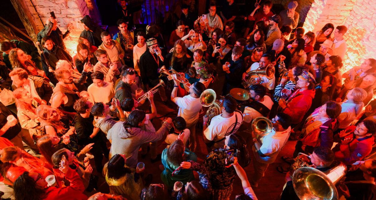 Trupe din peste 10 țări, DJ-i, târg gastronomic, teatru-dans, filme și activități pentru copii la Mera World Music Festival, lângă Cluj